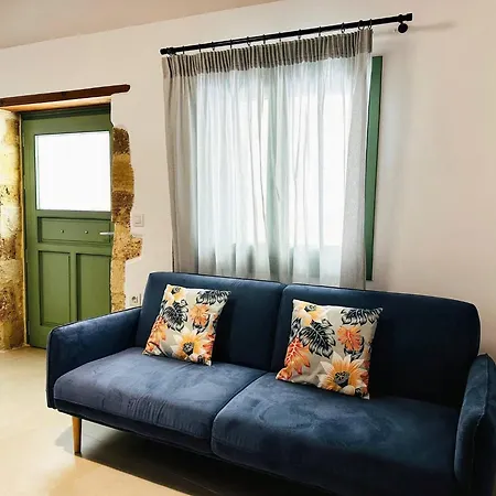 Roussos Place - Next To Splantzia Square - 2bd 2ba