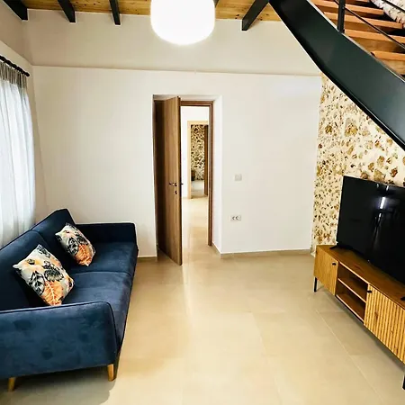 Roussos Place - Next To Splantzia Square - 2bd 2ba *