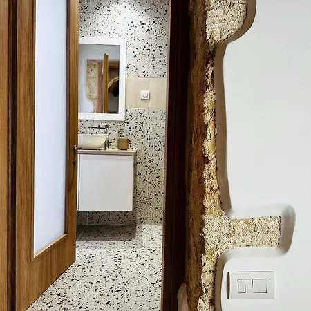 Roussos Place - Next To Splantzia Square - 2bd 2ba Vakantiehuis *