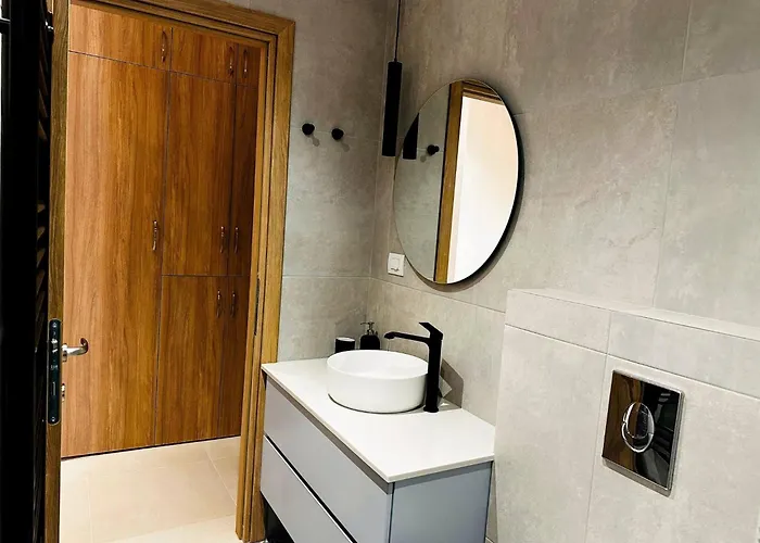 Roussos Place - Next To Splantzia Square - 2bd 2ba Сasa de vacaciones *