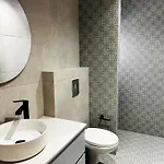 Roussos Place - Next To Splantzia Square - 2bd 2ba Ferienhaus