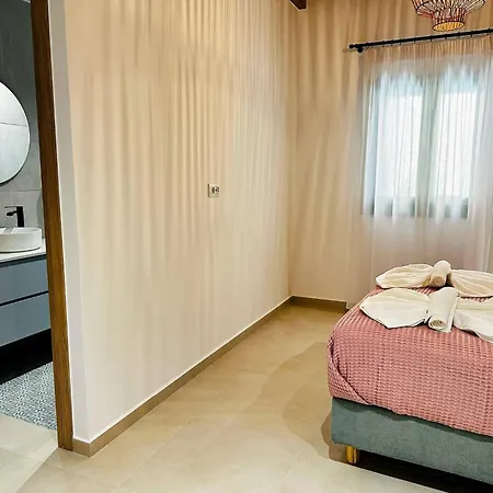 Prázdninový dům Roussos Place - Next To Splantzia Square - 2bd 2ba