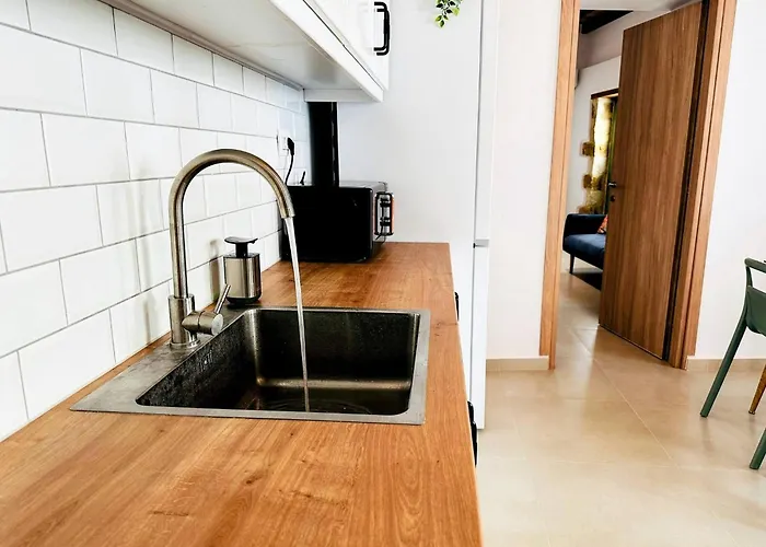 Roussos Place - Next To Splantzia Square - 2bd 2ba